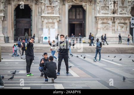 Mailand, Italien. 01. Nov, 2022. Touristen und Mailänder drängen Piazza del Duomo und das Zentrum am Allerheiligen. Redaktionelle Verwendung Nur Kredit: Unabhängige Fotoagentur/Alamy Live News Stockfoto