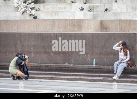 Mailand, Italien. 01. Nov, 2022. Touristen und Mailänder drängen Piazza del Duomo und das Zentrum am Allerheiligen. Redaktionelle Verwendung Nur Kredit: Unabhängige Fotoagentur/Alamy Live News Stockfoto