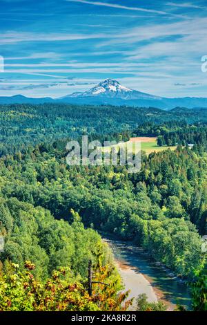 Mount Hood und Sandy River vom Jonsrud Viewpoint in Sandy, Oregon, USA, Barlow Trail Route. Stockfoto