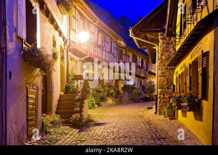 Malerisches Dorf Riquewihr im Elsass während der Dämmerung, Frankreich Stockfoto