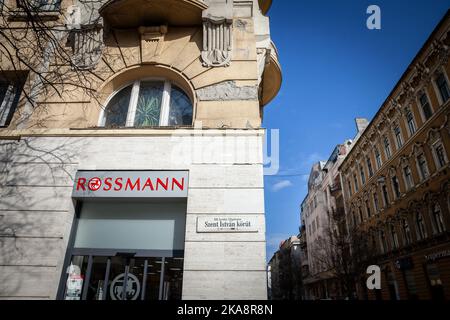 Bild eines Schildes mit dem Logo von Rossmann auf einem ihrer Geschäfte in Budapest, Ungarn. Die Dirk Rossmann GmbH ist Deutschlands zweitgrößte Drogerie Cha Stockfoto