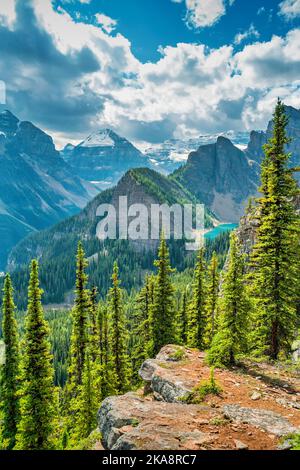 Blick von Little Beehive in Richtung Big Beehive und Lake Agnes in der Nähe von Lake Louise, Alberta, Kanada Stockfoto