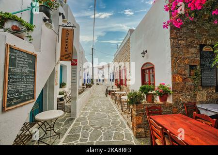 Eine schöne alte Gasse mit traditionellen Häusern Dorf Chora in Folegandros Insel, Kykladen, Griechenland Stockfoto