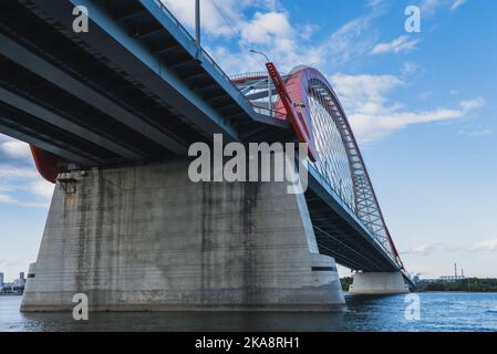 Die große rote Bogenbrücke im Sommer aus nächster Nähe. Ansicht von unten Stockfoto