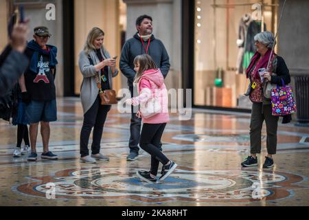 Mailand, Italien. 01. Nov, 2022. Touristen und Mailänder drängen Piazza del Duomo und das Zentrum am Allerheiligen. Redaktionelle Verwendung Nur Kredit: Unabhängige Fotoagentur/Alamy Live News Stockfoto