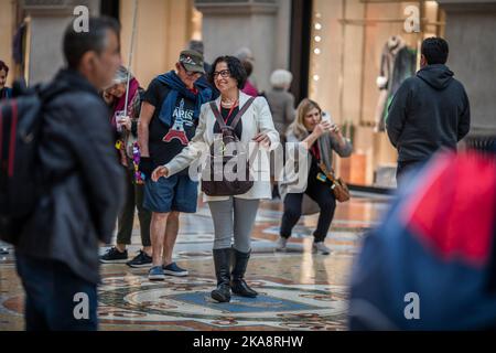 Mailand, Italien. 01. Nov, 2022. Touristen und Mailänder drängen Piazza del Duomo und das Zentrum am Allerheiligen. Redaktionelle Verwendung Nur Kredit: Unabhängige Fotoagentur/Alamy Live News Stockfoto