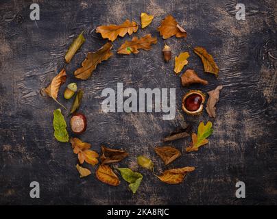 Herbsthintergrund mit trockenen Blättern. Stockfoto