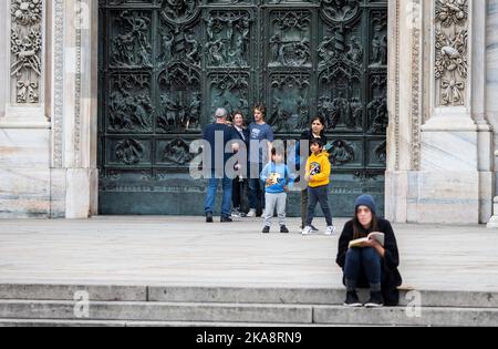 Mailand, Italien. 01. Nov, 2022. Touristen und Mailänder drängen Piazza del Duomo und das Zentrum am Allerheiligen. Redaktionelle Verwendung Nur Kredit: Unabhängige Fotoagentur/Alamy Live News Stockfoto