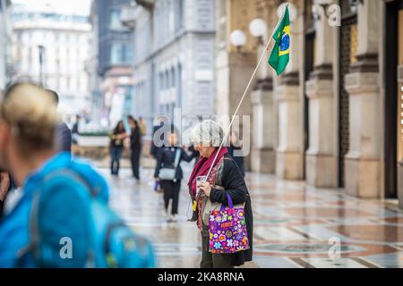 Mailand, Italien. 01. Nov, 2022. Touristen und Mailänder drängen Piazza del Duomo und das Zentrum am Allerheiligen. Redaktionelle Verwendung Nur Kredit: Unabhängige Fotoagentur/Alamy Live News Stockfoto