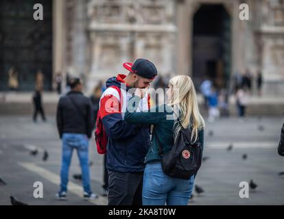 Mailand, Italien. 01. Nov, 2022. Touristen und Mailänder drängen Piazza del Duomo und das Zentrum am Allerheiligen. Redaktionelle Verwendung Nur Kredit: Unabhängige Fotoagentur/Alamy Live News Stockfoto