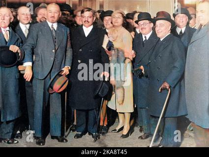 Pierre et José LAVAL a la Gare St-Lazare le 2 novembre 1931 - Retour du voyage a Washington Stockfoto