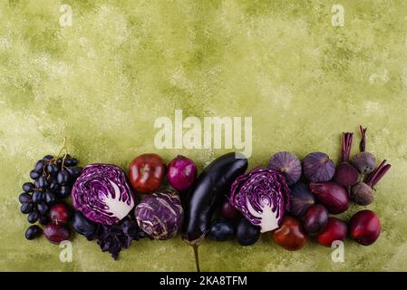Auswahl an violettem Gemüse auf grünem Hintergrund Stockfoto