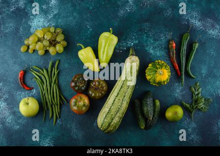 Auswahl an grünem Gemüse und Obst Stockfoto