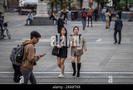 Mailand, Italien. 01. Nov, 2022. Touristen und Mailänder drängen Piazza del Duomo und das Zentrum am Allerheiligen. Redaktionelle Verwendung Nur Kredit: Unabhängige Fotoagentur/Alamy Live News Stockfoto