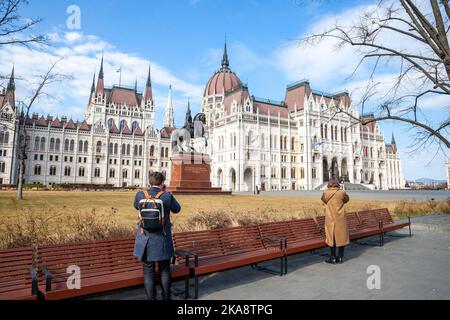 Bild des budapester parlaments an einem sonnigen Nachmittag in budapest, Ungarn. Das ungarische Parlamentsgebäude, auch bekannt als das Parlament von Budap Stockfoto