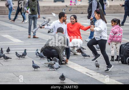 Mailand, Italien. 01. Nov, 2022. Touristen und Mailänder drängen Piazza del Duomo und das Zentrum am Allerheiligen. Redaktionelle Verwendung Nur Kredit: Unabhängige Fotoagentur/Alamy Live News Stockfoto