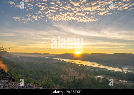 Wunderschöne Naturlandschaft mit grünem Schutzwald zusammen mit dem Mekong Fluss in Thailand durch die Aussicht von Pha Taem Hill Parks. Stockfoto