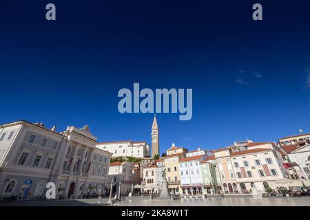 Bild eines Panoramas der Oberstadt Piran, Slowenien, mit Schwerpunkt auf der St. georg Kirche. St. George's Parish Church in Piran, oder župnijska Stockfoto