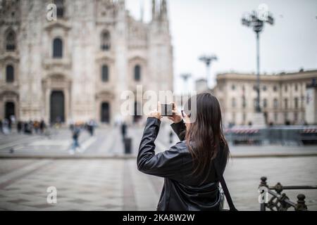 Mailand, Italien. 01. Nov, 2022. Touristen und Mailänder drängen Piazza del Duomo und das Zentrum am Allerheiligen. Redaktionelle Verwendung Nur Kredit: Unabhängige Fotoagentur/Alamy Live News Stockfoto