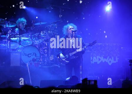 Bologna, Italien. 31. Oktober 2022. Die britische Band The Cure mit dem Frontmann Robert Smith während ihres Aufführens in der Unipol Arena in Casalecchio (Bologna), Italien, 31. Oktober 2022 Quelle: Independent Photo Agency/Alamy Live News Stockfoto