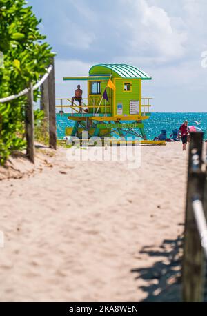 MIAMI, USA - 22. FEBRUAR 2022: Bunte Rettungshütte im weltberühmten Miami Beach, USA Stockfoto
