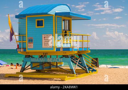MIAMI, USA - 22. FEBRUAR 2022: Blue Lifeguard Tower in South Beach, Miami Beach, Florida Stockfoto