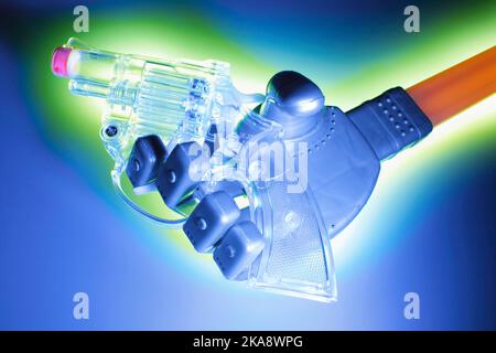 Roboterhand mit Wasserpistole Stockfoto