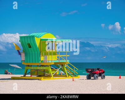 MIAMI, USA - 22. FEBRUAR 2022: Bunte Rettungshütte im weltberühmten Miami Beach, USA Stockfoto