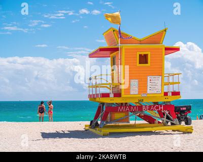MIAMI, USA - 22. FEBRUAR 2022: Bunte Rettungshütte im weltberühmten Miami Beach, USA Stockfoto