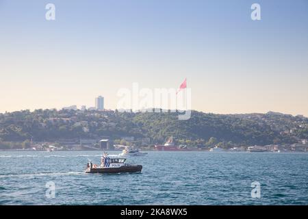 Bild eines Polizeibootes der türkischen Polizei, das auf dem marmara-Meer patrouilliert, auf der bosporus-Geraden in Istanbul, Türkei. Die Türkische Polizei Für Stockfoto