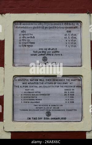 Gedenktafel in Hindi und Englisch von Dinesh Majumder, Ramkrishna Biswas, Dinesh Gupta, Promode Chowdhury und Ananta Hari Mitra. Alipore Jail Museum. Stockfoto