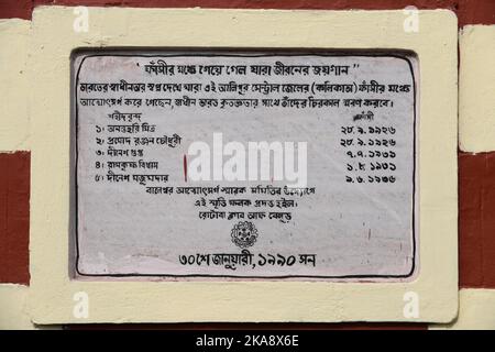 Gedenktafel in Bengali von Dinesh Majumder, Ramkrishna Biswas, Dinesh Gupta, Promode Chowdhury und Ananta Hari Mitra. Alipore Jail Museum. Kalkutta. Stockfoto