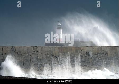 East Sussex, Großbritannien. 01.. November 2022. Newhaven East Sussex Großbritannien 1. Nov 22. Starke Winde und stürmische Meere vom Sturm Claudio schlagen den Leuchtturm und Hafen von Newhaven in East Sussex UK Credit: MARTIN DALTON/Alamy Live News Stockfoto