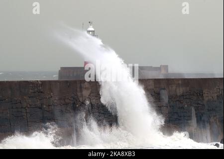 East Sussex, Großbritannien. 01.. November 2022. Newhaven East Sussex Großbritannien 1. Nov 22. Starke Winde und stürmische Meere vom Sturm Claudio schlagen den Leuchtturm und Hafen von Newhaven in East Sussex UK Credit: MARTIN DALTON/Alamy Live News Stockfoto