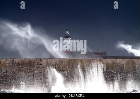 East Sussex, Großbritannien. 01.. November 2022. Newhaven East Sussex Großbritannien 1. Nov 22. Starke Winde und stürmische Meere vom Sturm Claudio schlagen den Leuchtturm und Hafen von Newhaven in East Sussex UK Credit: MARTIN DALTON/Alamy Live News Stockfoto