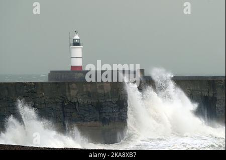 East Sussex, Großbritannien. 01.. November 2022. Newhaven East Sussex Großbritannien 1. Nov 22. Starke Winde und stürmische Meere vom Sturm Claudio schlagen den Leuchtturm und Hafen von Newhaven in East Sussex UK Credit: MARTIN DALTON/Alamy Live News Stockfoto