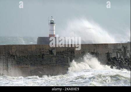 East Sussex, Großbritannien. 01.. November 2022. Newhaven East Sussex Großbritannien 1. Nov 22. Starke Winde und stürmische Meere vom Sturm Claudio schlagen den Leuchtturm und Hafen von Newhaven in East Sussex UK Credit: MARTIN DALTON/Alamy Live News Stockfoto