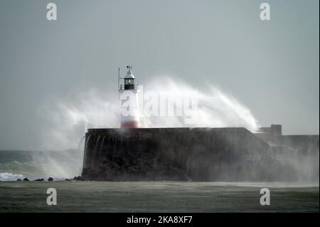 East Sussex, Großbritannien. 01.. November 2022. Newhaven East Sussex Großbritannien 1. Nov 22. Starke Winde und stürmische Meere vom Sturm Claudio schlagen den Leuchtturm und Hafen von Newhaven in East Sussex UK Credit: MARTIN DALTON/Alamy Live News Stockfoto