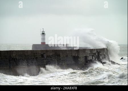 East Sussex, Großbritannien. 01.. November 2022. Newhaven East Sussex Großbritannien 1. Nov 22. Starke Winde und stürmische Meere vom Sturm Claudio schlagen den Leuchtturm und Hafen von Newhaven in East Sussex UK Credit: MARTIN DALTON/Alamy Live News Stockfoto