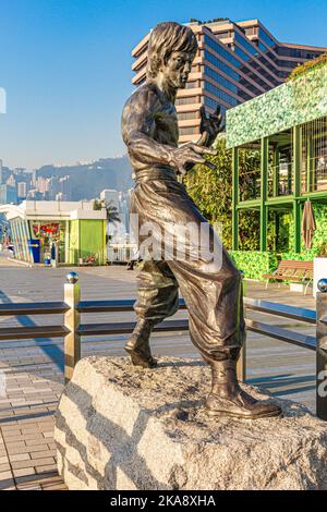 Bronzestatue von Cao Chong-en des legendären Kampfkünstlers Bruce Lee, Lee Jun-Fan, auf der Avenue of Stars, Tsim Sha Tsui, Kowloon, Hongkong, China Stockfoto