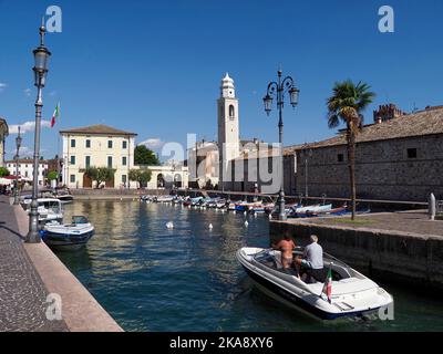 Kleine Boote in Porto Lazise Hafen, Lazise, Gardasee, Italien, Europa Stockfoto