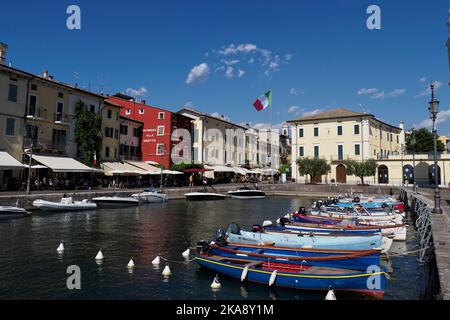 Kleine Boote in Porto Lazise Hafen, Lazise, Gardasee, Italien, Europa Stockfoto