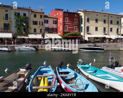 Kleine Boote in Porto Lazise Hafen, Lazise, Gardasee, Italien, Europa Stockfoto