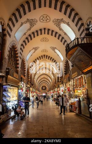 Bild einer Menschenmenge im ägyptischen Basar von Istanbul, Türkei. Der Gewürzbasar in Istanbul, Türkei, ist einer der größten Basare der Stadt. Befindet Stockfoto