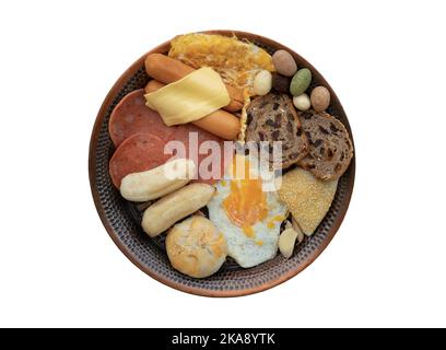 Hausgemachtes Frühstück mit gebratenen Würstchen und Bologna-Würstchen, Käse, Obstbrot, gebratenen Kuchen, gebratenem Ei, Omelette, Banane, Schokoladenkeks und Garli Stockfoto