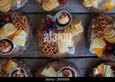 Kalte Fleischsnacks, frische Obstkekse und Brezeln, die im Restaurantbereich für festliche Veranstaltungen am Buffet serviert werden Stockfoto