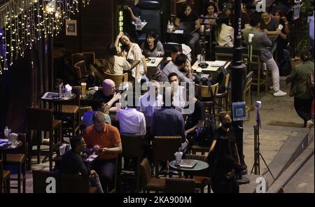 Menschenmassen in Lan Kwai Fong, die am ersten Freitagabend nach der Entspannung des sozialen Fernrechts folgten. 20OCT22 SCMP/Jonathan Wong Stockfoto