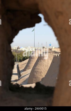 Stadtmauern von der Dachterrasse des Palastes Kunya Ark, Ichan Kala (innere Festung), Khiva, Provinz Khorezm, Usbekistan, Zentralasien Stockfoto