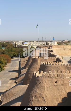 Stadtmauern von der Dachterrasse des Palastes Kunya Ark, Ichan Kala (innere Festung), Khiva, Provinz Khorezm, Usbekistan, Zentralasien Stockfoto