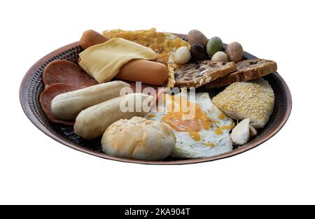 Hausgemachtes Frühstück mit gebratenen Würstchen und Bologna-Würstchen, Käse, Obstbrot, gebratenen Kuchen, gebratenem Ei, Omelette, Banane, Schokoladenkeks und Garli Stockfoto